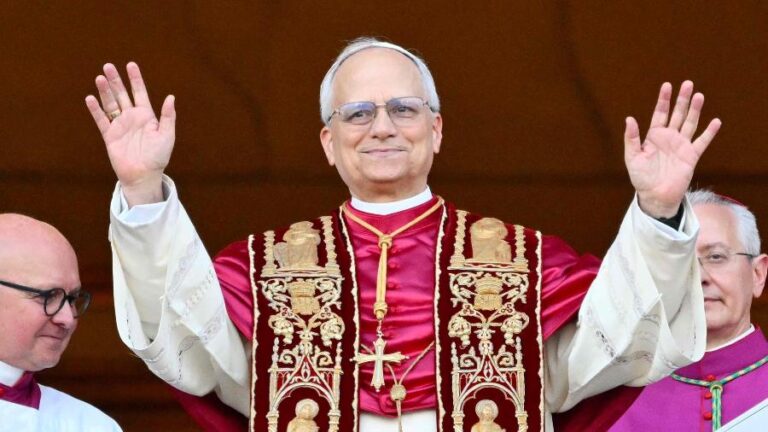Papa Leão XIV pede paz ao mundo, homenageia Francisco e diz que Igreja deve construir pontes
