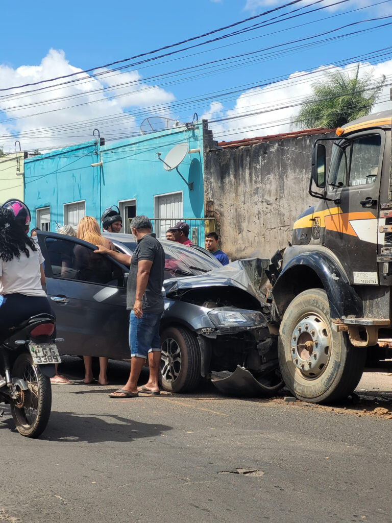 Carro desgovernado bate em carro-pipa no Alto da Boa Vista, em Araripina