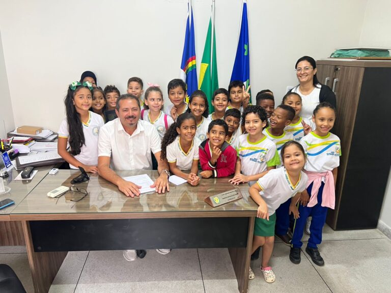 Alunos de escola municipal visitam Câmara de Vereadores e reforçam a educação cidadã
