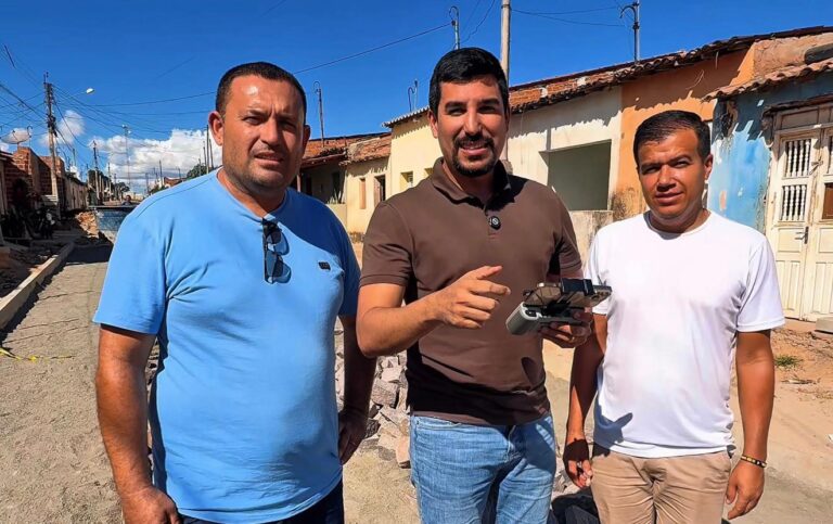Prefeito João Marcos visita obras de calçamento e saneamento em Serrolândia, distrito de Ipubi