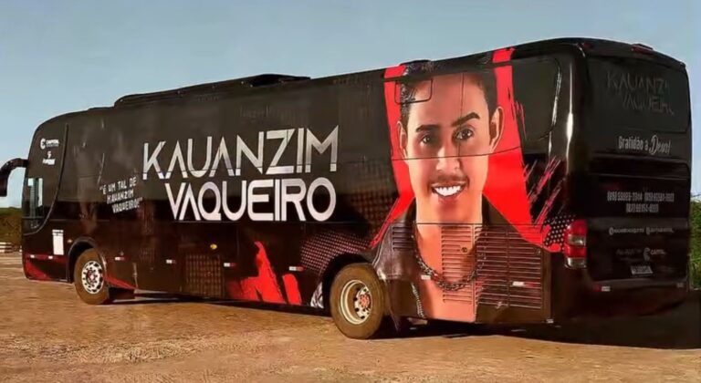 Cantor araripinense Kauanzinho Vaqueiro se emociona ao ganhar ônibus de presente